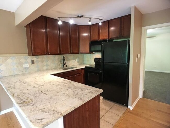 Building Photo - "Charming 2-Bedroom Retreat in Lisle with Spacious Living – 850 Sq Ft of Comfort!"