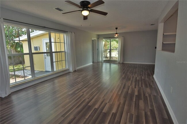 Photo - 21572 Edgewater Dr