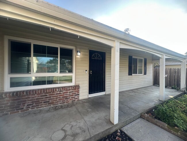 Photo - 3 Bedroom 2 Bathroom Home with Yard