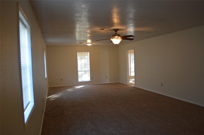 Building Photo - 532 Hollyhock st