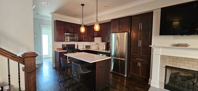 Building Photo - 1827 W Melrose St Unit 1R Coach House
