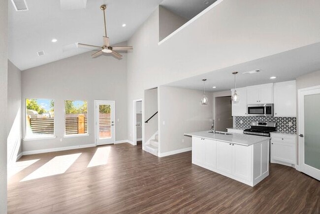 Photo - 7628 Woodford Ave