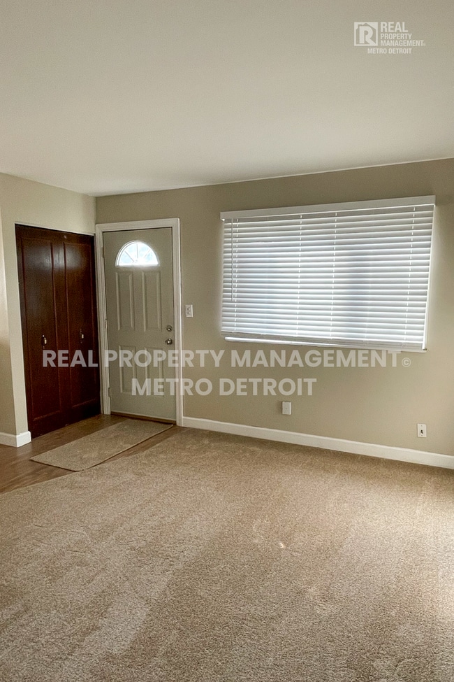 Photo - 20215 Woodward St