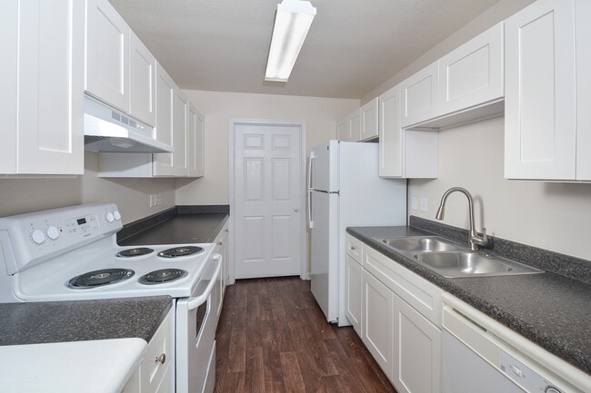 Kitchen - Cardinal Pointe at the Highlands