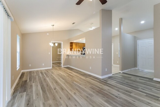 Photo - 110 Meadowglen Ct