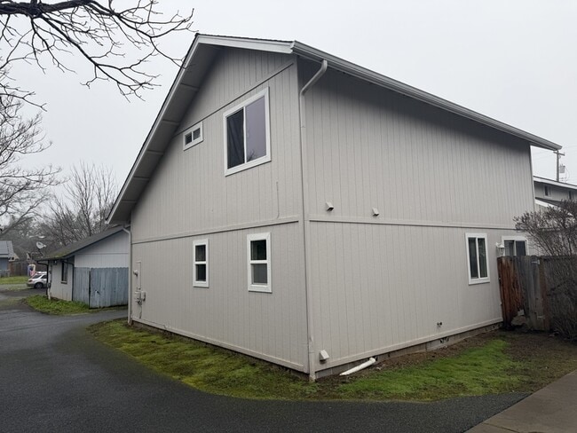 Photo - 241 NE School St