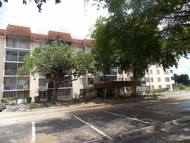 Building Photo - 4158 Inverrary Dr Unit 106