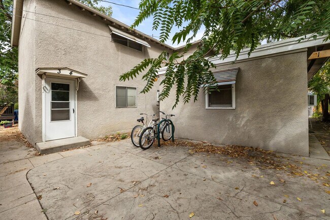 Building Photo - 820 W Franklin St Unit 3