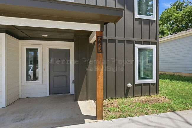 Photo - 227 W Bond St