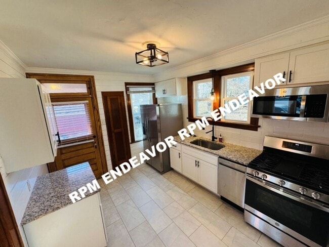 Building Photo - Downtown St. Charles 4BR Home | Walk to Main Street | Garage + Yard