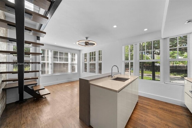 Building Photo - 739 2nd St Unit 1