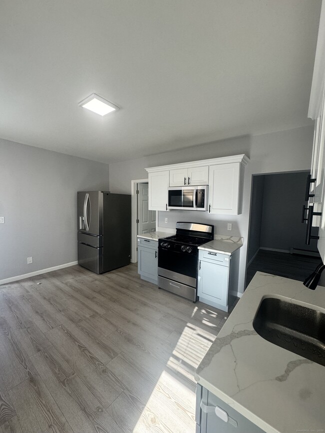 Building Photo - 290 Orange St Unit 1