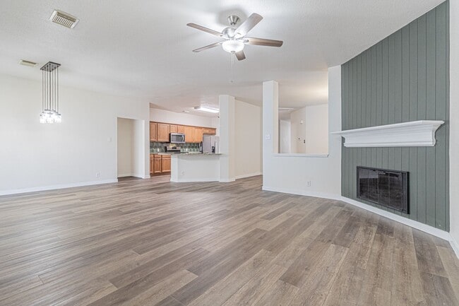 Photo - 213 Tapwood Ln