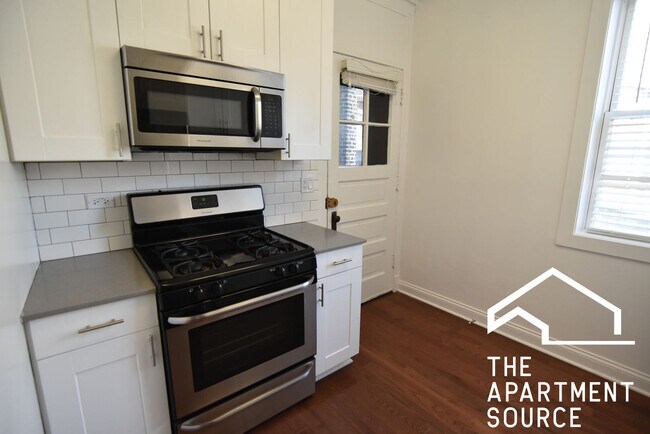 Building Photo - 3804 N Pine Grove Ave Unit 3