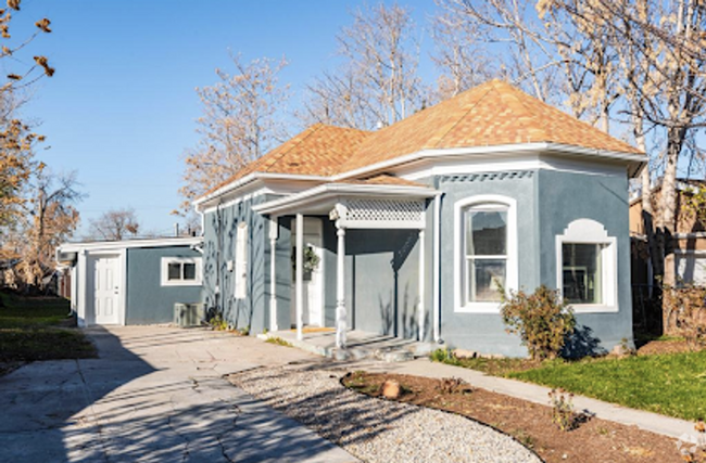 Building Photo - Large 2 Bed, 1 Bath + 2 Bonus Rooms – Two ... Rental