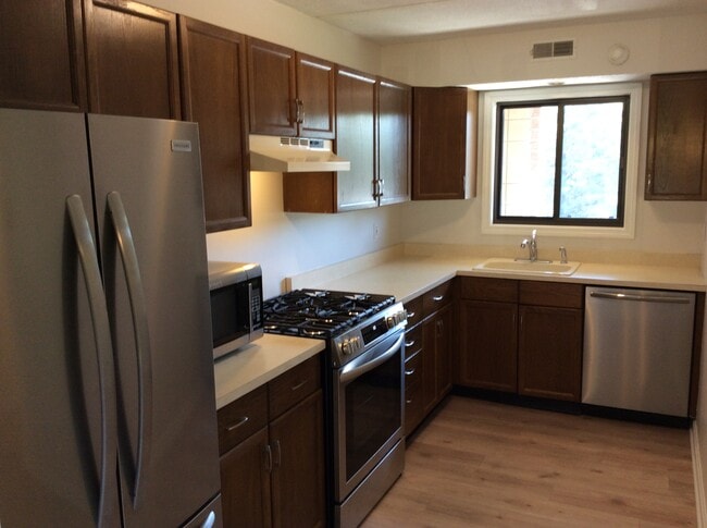 Building Photo - 650 E Greenwich Ave Unit 211 Rental