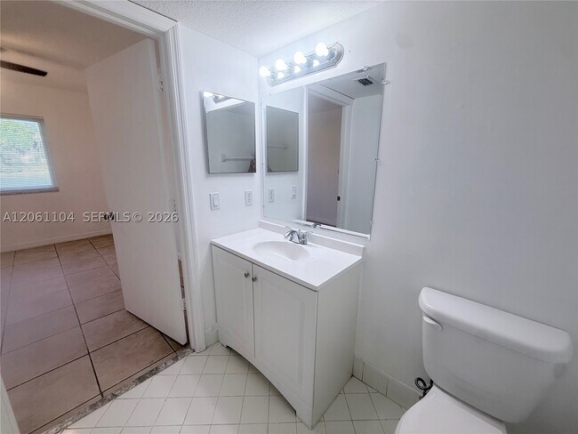 995 NE 34th Ave Unit 101