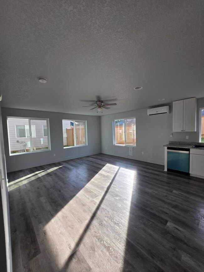 Photo - 3 Bedroom 2.5 Bathroom in Winlock