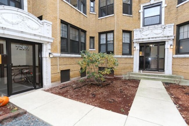 Building Photo - 718 W Barry Ave Unit J01W