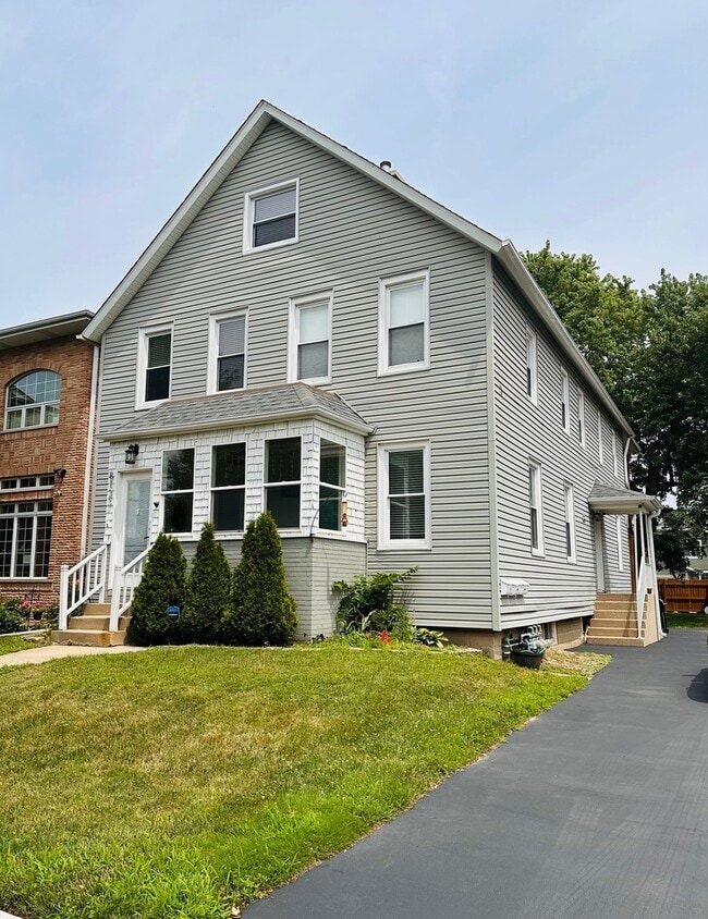 Building Photo - 8133 Laramie Ave Unit 2S