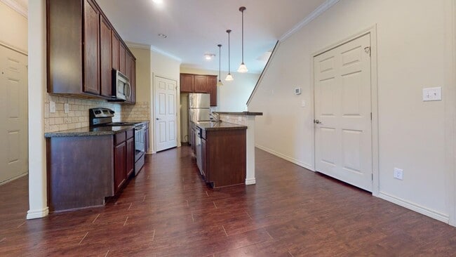 Photo - 709 Luther W St