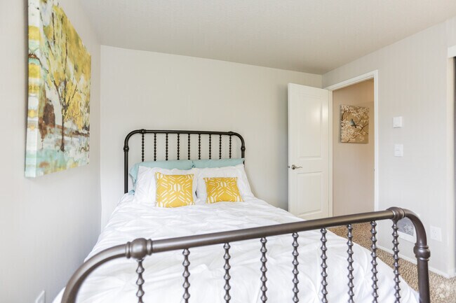 2BR, 1BA - 900SF