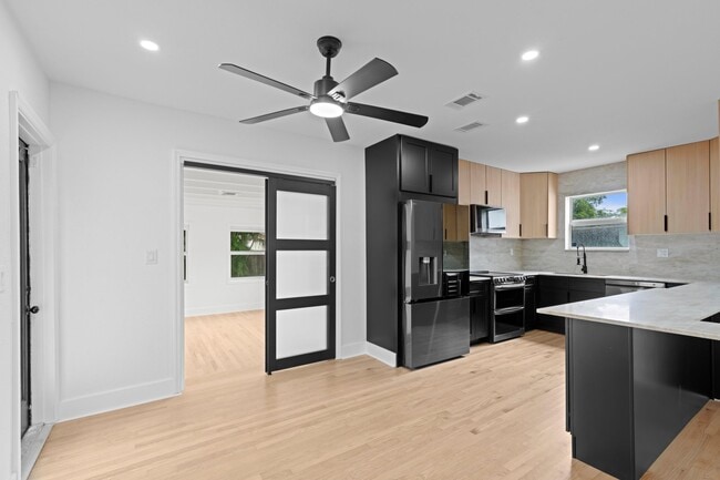 Photo - 711 NE 8th Ave