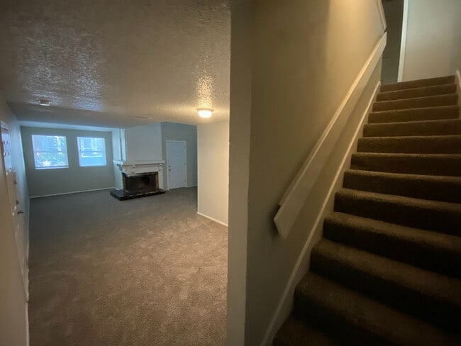 Charming Split-Level First-Floor Unit with... - Charming Split-Level First-Floor House Unit with...