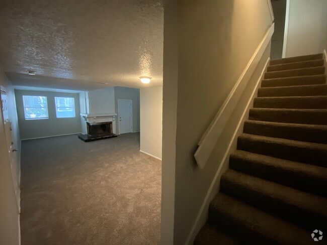 Building Photo - Charming Split-Level First-Floor Unit with... Rental