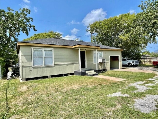 Building Photo - 611 N Avenue D Rental