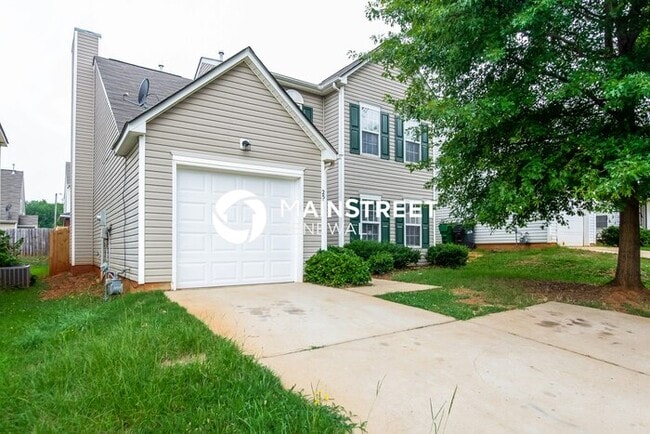 Photo - 3 Bedroom Pet-Friendly Home in Charlotte, NC with Main Street Renewal