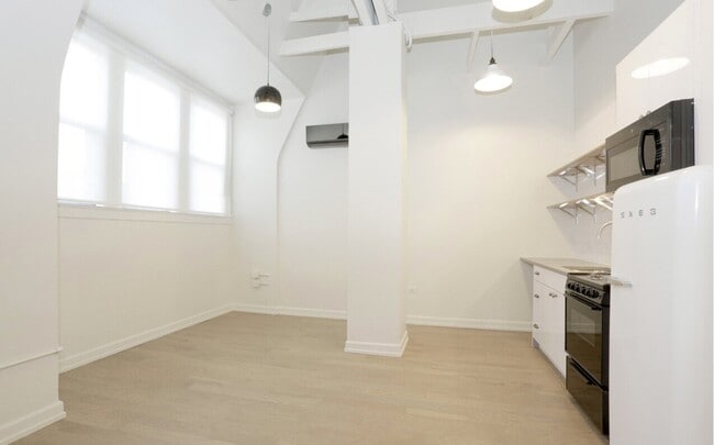 Photo - 113 W Chicago Ave