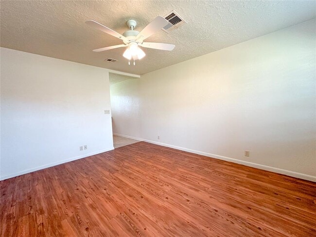Photo - 833 Owl St