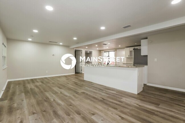 Photo - 3 Bedroom Pet-Friendly Home in ST PETERSBURG, FL with Main Street Renewal