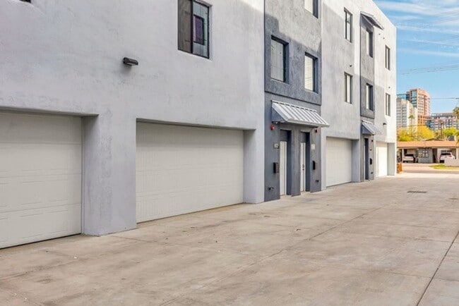 Building Photo - 834 S Farmer Ave