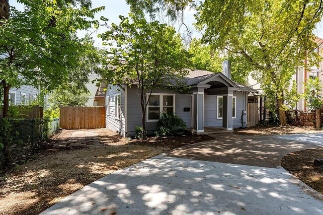 2802 Salado St