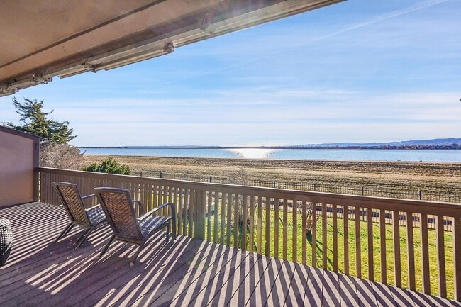 Building Photo - Backs to private lake with mountain views