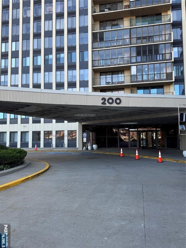 Building Photo - 200 Winston Dr Unit 3018