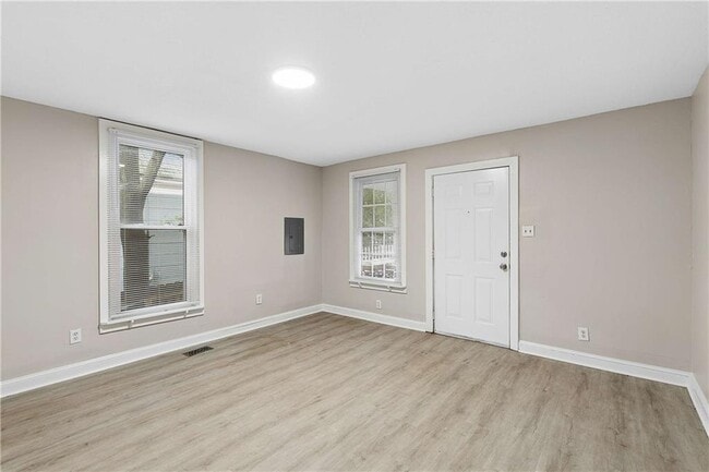 Photo - 652 Bryan St SE