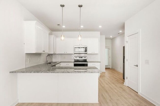 Photo - 3 Bed/3 Full Baths! Newer Townhome