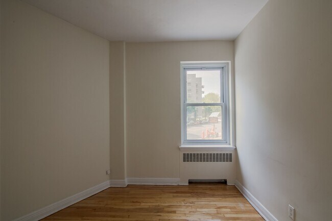 Photo - 10 Av. Rosemount Unit 104