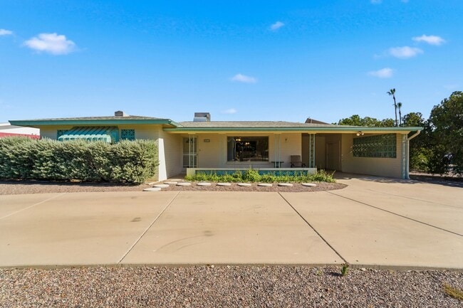 Photo - Spacious 3 Bed in Dreamland Villa | Corner Lot + Circular Drive