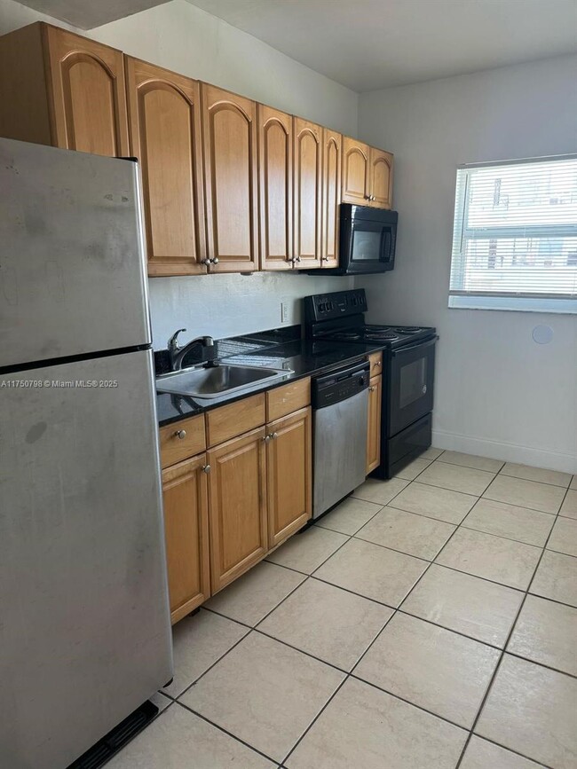 Building Photo - 7207 Bay Dr Unit 6 Rental