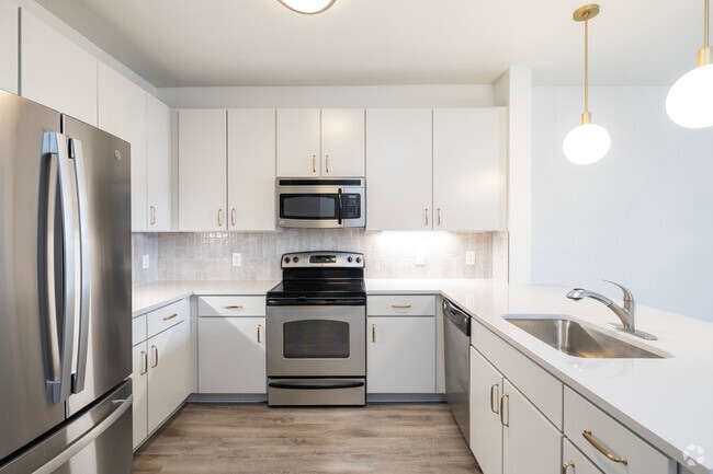 Flagstone JB 1BR, 1.5BA - 871SF - Kitchen - Mosaic Westshore Apartments