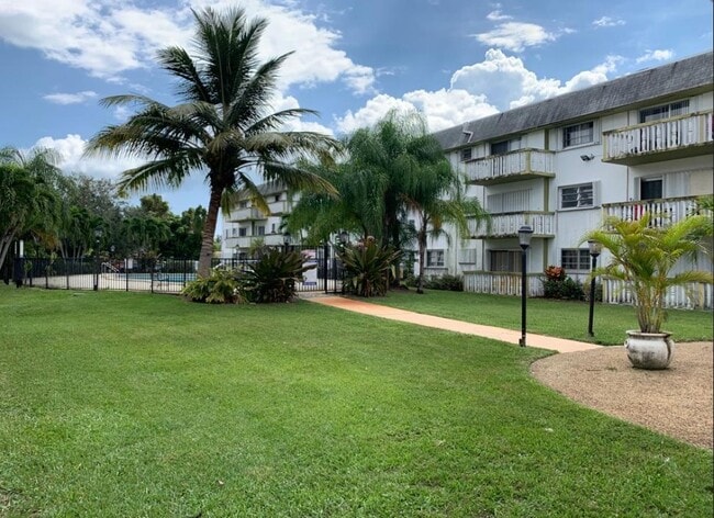 Building Photo - 15225 NE 6th Ave