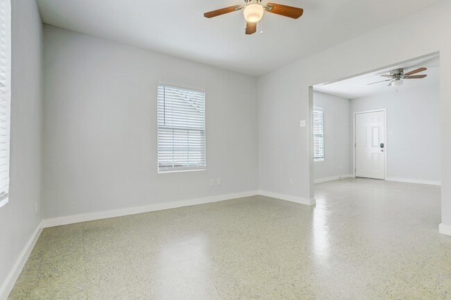 Photo - 3345 Reeves St