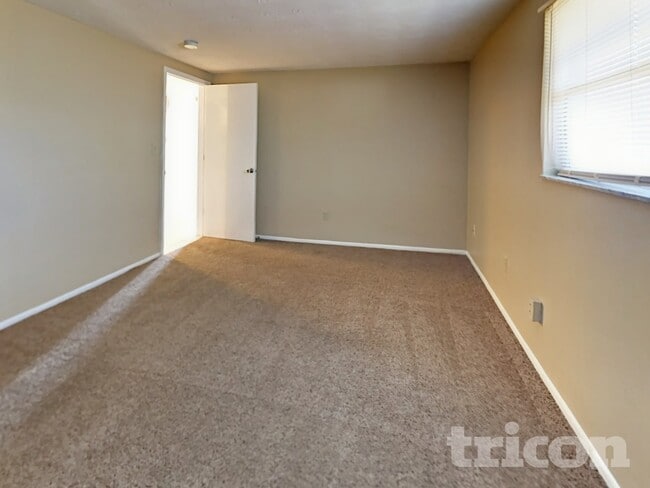 3327 Seffner Dr