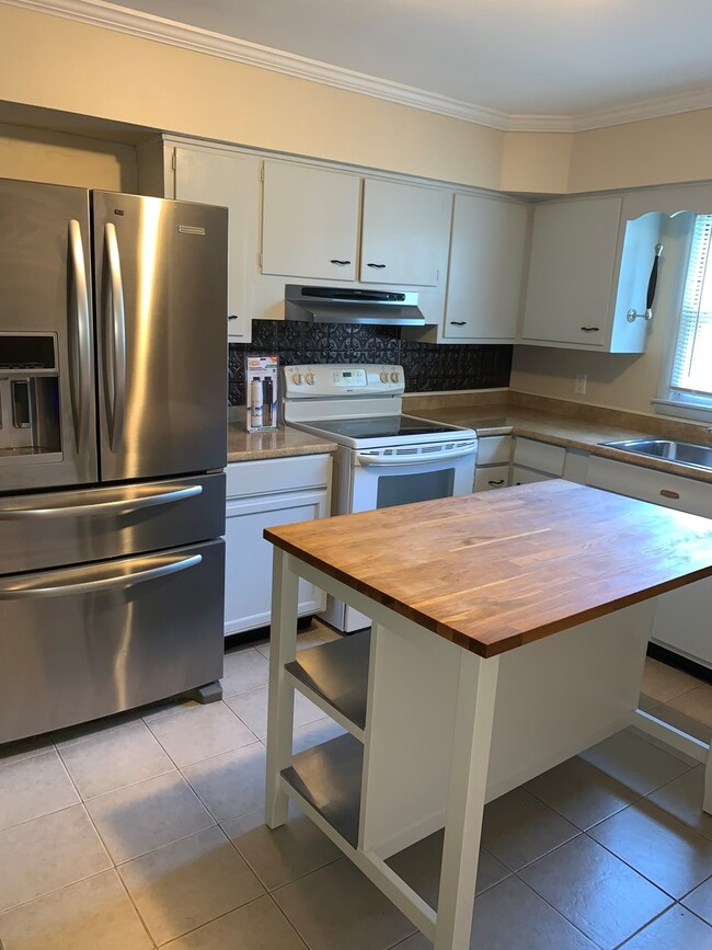 Building Photo - AVAILABLE MID-JUNE!