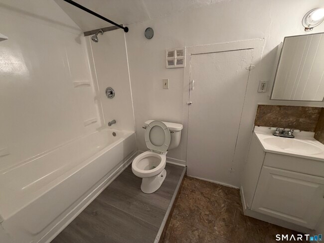 Photo - 571 Baldwin St