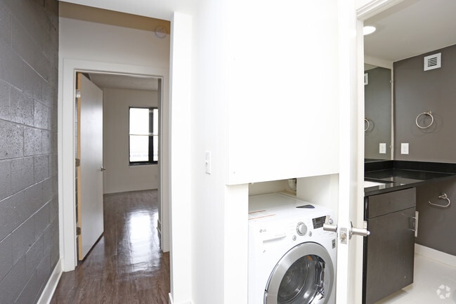 1BR, 1BA - 600 SF